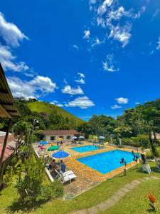 保罗工程师镇-迪弗隆廷Hotel Fazenda Rancho Mineiro的一个大型游泳池周围的人