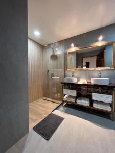 爱妮岛ANITSA RESORT的浴室设有2个水槽和镜子