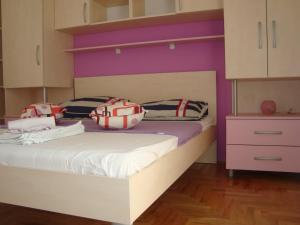 米欧纳Apartments Kiro的紫色和紫色墙壁的客房内的两张床
