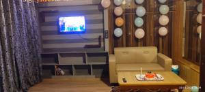 古尔马尔格ID VILLA的一间带椅子、电视和气球的房间