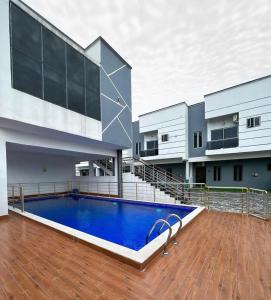 AwoyayaBlue Luxury的大楼前带游泳池的房子
