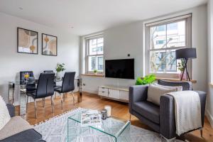 伦敦Central Fitzrovia - CityApartmentStay的客厅配有沙发和桌子