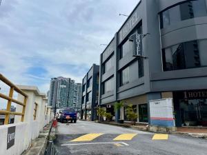 吉隆坡库柴喇嘛酒店的城市中一条空的街道,有建筑
