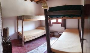 阿迈查德尔瓦勒willkasunco Casa Hospedaje的一间卧室配有两张双层床。