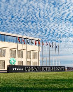 奥什Jannat Resort Osh的前面有一大堆旗帜的建筑