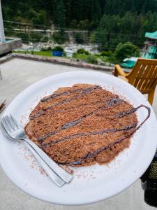 卡索尔Trippy Trails的一块带叉子和刀的盘子上的巧克力蛋糕