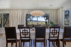 尤金Zen Haus Serene Retreat, prime location with views的一间带桌椅和窗户的用餐室