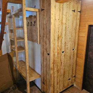 布莱德Alice Chalet Bled的一张木制双层床,在房间内配有梯子