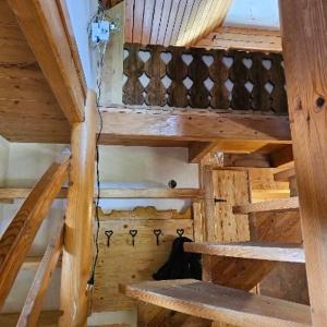 布莱德Alice Chalet Bled的阁楼间 - 带木制楼梯 - 位于房子内