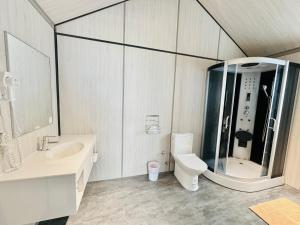 小琉球岛小杉丘民宿的一间带玻璃淋浴和卫生间的浴室