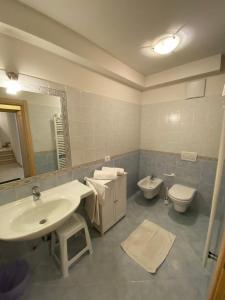 科姆梅扎杜拉Affittacamere Sissi的一间带水槽和卫生间的浴室