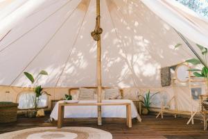 爱妮岛Parada Beach Camp的帐篷配有一张床和一张桌子