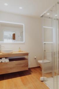 瓜达莱斯特Olcina apartments的带淋浴、盥洗盆和卫生间的浴室