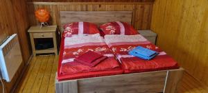 尼赖吉哈佐Villa Jare I的木制客房的一张床位,配有两个枕头