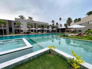 佩德拉斯港Refúgio em Condomínio Resort na Rota dos Milagres的大楼前的大型游泳池