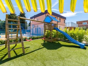 瓦图拉Istra Kamen Comfortable holiday residence的草地上带滑梯的游乐场