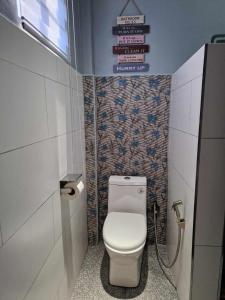 独鲁万S & R Homes的一间小浴室,在摊位设有厕所