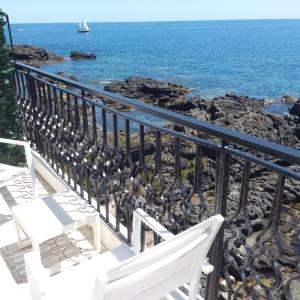 贾迪尼-纳克索斯奥菲斯酒店的俯瞰大海的阳台的白色长凳