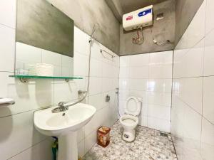 萨帕My's Homestay sapa的白色的浴室设有水槽和卫生间。