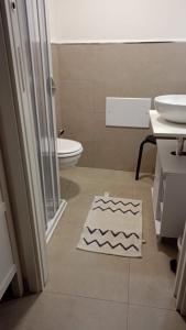 巴里IL CORTILETTO的一间带卫生间、水槽和地毯的浴室