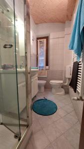 摩德纳Il Gioiellino di Modena - Elegant Apartment[☆☆☆☆☆]的一间带玻璃淋浴和卫生间的浴室