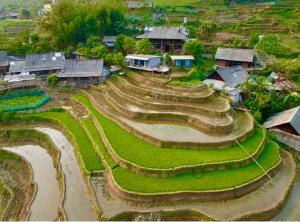 萨帕My's Homestay sapa的享有村庄空中美景,设有梯田