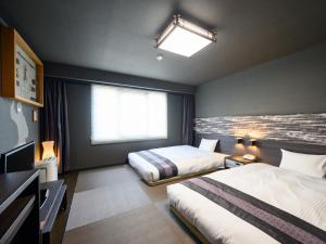 伊贺市伊贺上野城酒店的酒店客房设有两张床和窗户。