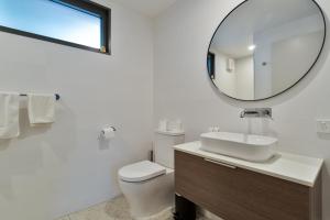 ToodyayVictoria Hotel Toodyay的白色的浴室设有水槽和镜子