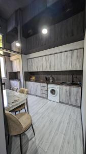 博尔若米Gari's apartment next to Borjomi Central Park的厨房配有桌子、水槽和洗碗机。