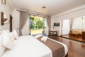 哈顿Grand Argyle Resort的一间带白色大床的卧室和一间客厅