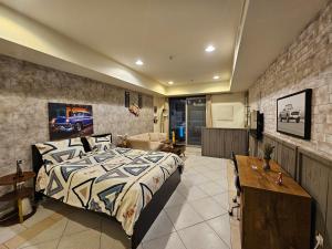 迪拜Local Super Host Experience , Stylish Private Rooms in a Shared apartment的一间卧室,卧室内配有一张大床