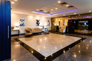 特尔古穆列什商务酒店会议中心&Spa的大堂配有沙发、椅子和桌子