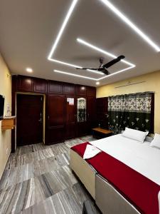 维沙卡帕特南The Padmavathi Guest House - Vizag的一间卧室设有一张床和天花板