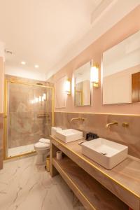 伊西翁L Suites The Writer's House的一间带两个盥洗盆和卫生间的浴室