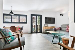 加洛斯LUDERNA - Apartamento Espiargo的客厅配有沙发和桌子