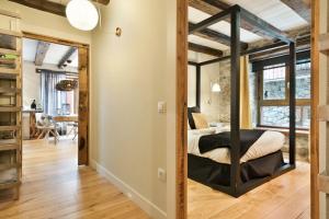 萨拉尔杜LUDERNA - Apartamento Pin Roi的一间卧室,卧室内配有一张天蓬床