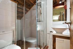 萨拉尔杜LUDERNA - Apartamento Pin Roi的带淋浴、卫生间和盥洗盆的浴室