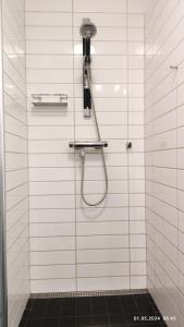 利勒哈默尔Nordgards Hagen的带淋浴的浴室,墙上配有电话
