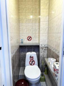 基希讷乌Apartment的浴室设有卫生间,上面有两个标志