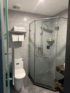 房山区比邻酒店(北京房山区良乡医院店)的浴室设有玻璃淋浴间和卫生间