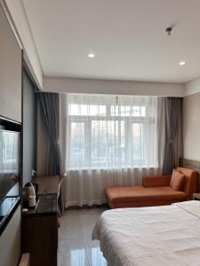 房山区比邻酒店(北京房山区良乡医院店)的酒店客房设有床、沙发和窗户。