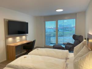 MEIN MOTEL - Self Check-in的酒店客房设有两张床和一台平面电视。