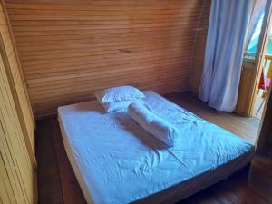 哥伦打洛省Pondok Wisata Botu Barani的一张位于带蓝色床单和枕头的客房的床位