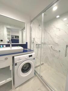 巴统Apartments Black Sea Resort的带淋浴的浴室内的洗衣机