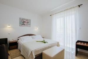 特罗吉尔维拉蒂娜酒店的白色的卧室设有床和窗户
