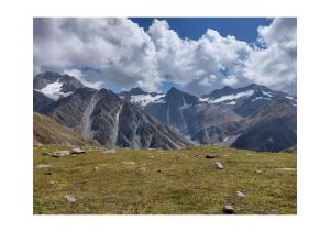 Baijnāththevillagercamp的享有山脉和白雪覆盖的山脉美景