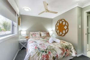 布里斯班Experience this Stylish Brisbane Apartment的一间卧室配有一张床和吊扇