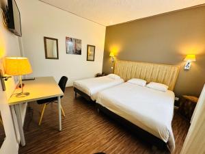 图尔意大利人酒店的酒店客房配有两张床和一张书桌