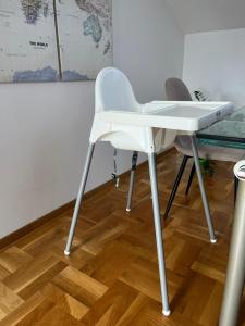 克鲁舍瓦茨Apartman MIA Centar的白色的桌子和椅子