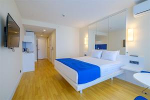巴统ORBI CITY batumi的一间卧室配有一张大床和镜子